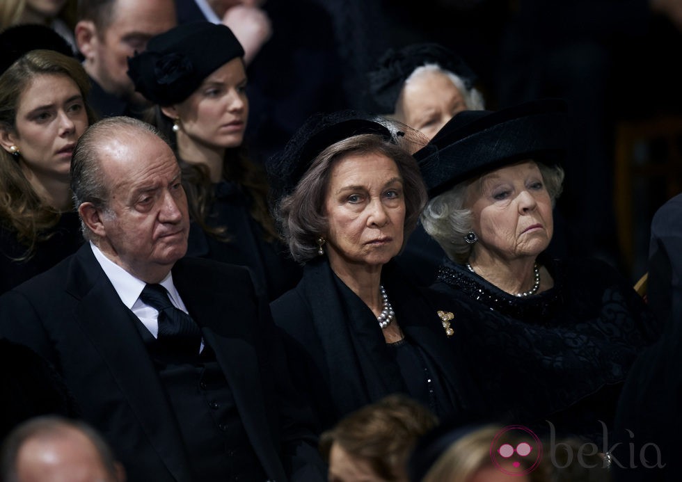 Los Reyes Juan Carlos y Sofía y Beatriz de Holanda en el funeral de Fabiola de Bélgica