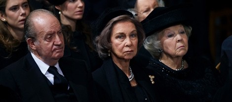 Los Reyes Juan Carlos y Sofía y Beatriz de Holanda en el funeral de Fabiola de Bélgica