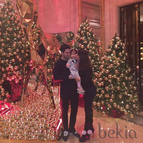 Cesc Fàbregas y Daniella Semaan con su hija Lia en un ambiente muy navideño