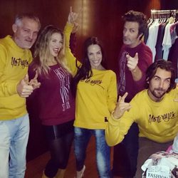 Jordi Rebellón, Patricia Montero y Álex Adrover visten sudaderas diseñadas por Nerea Garmendia