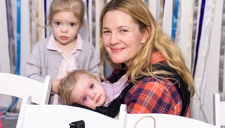 Drew Barrymore con sus hijas en el evento 'Baby2Baby' de Jessica Alba