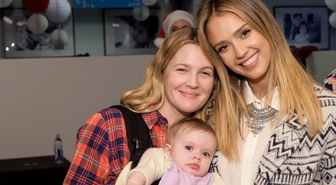 Jessica Alba y Drew Barrymore en el evento 'Baby2Baby' 