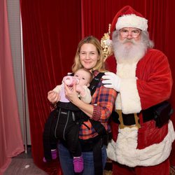 Drew Barrymore con Papá Noel y su hija Frankie en el evento 'Baby2Baby'