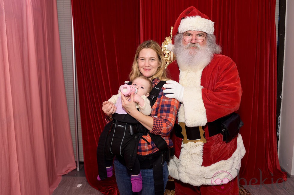 Drew Barrymore con Papá Noel y su hija Frankie en el evento 'Baby2Baby'