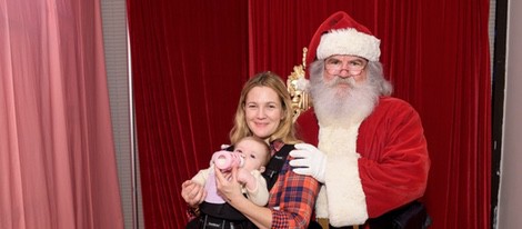 Drew Barrymore con Papá Noel y su hija Frankie en el evento 'Baby2Baby'