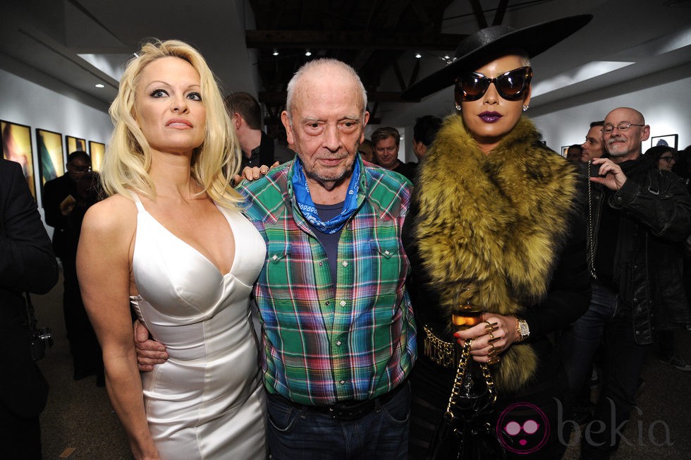 David Bailey en su exposición sobre los Rolling Stones con Pamela Anderson y Amber Rose