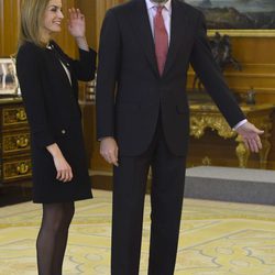 Los Reyes Felipe y Letizia bromean antes de recibir a la Junta Directiva de la Academia de Cine