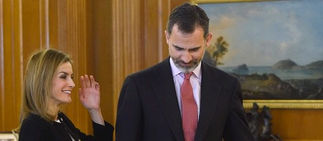 Los Reyes Felipe y Letizia bromean antes de recibir a la Junta Directiva de la Academia de Cine