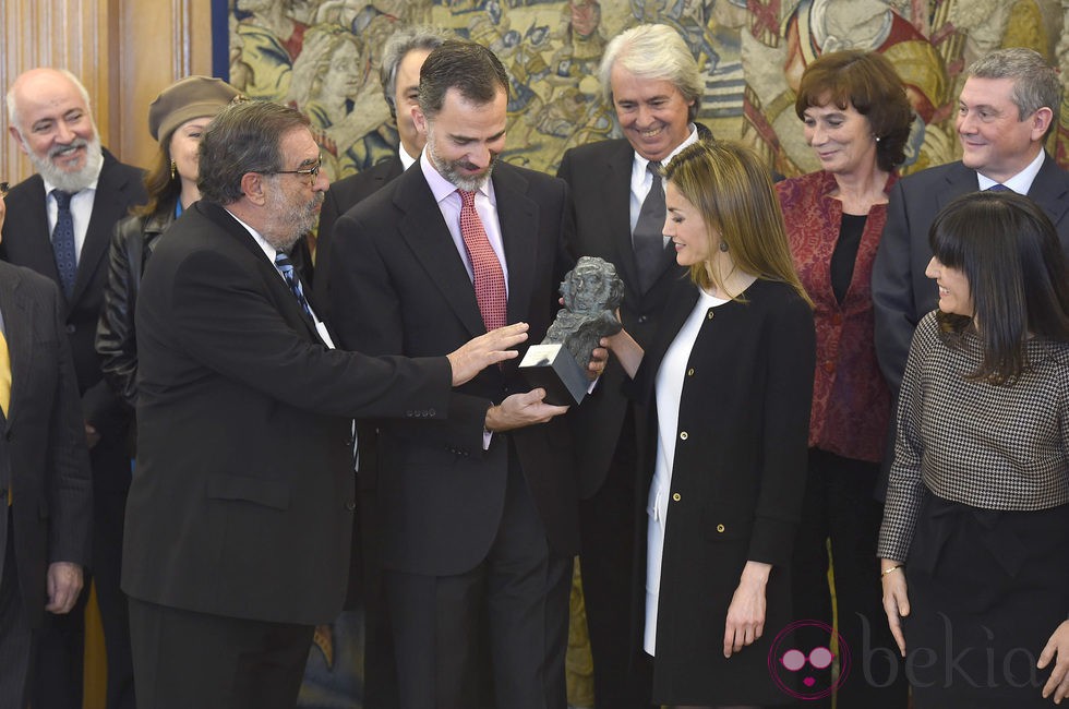 Enrique González Macho entrega un Goya a los Reyes Felipe y Letizia