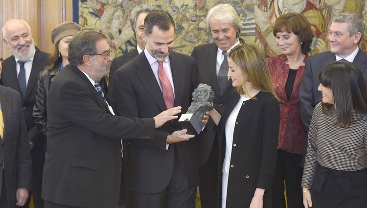 Enrique González Macho entrega un Goya a los Reyes Felipe y Letizia