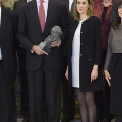 Los Reyes Felipe y Letizia con el Goya entregado por la Academia de Cine