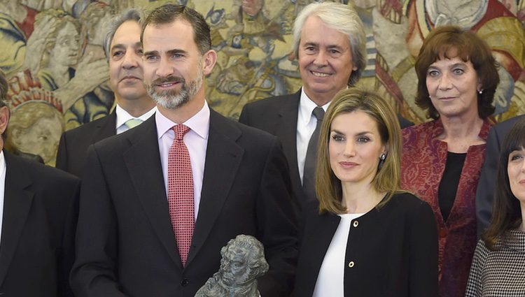 Los Reyes Felipe y Letizia con el Goya entregado por la Academia de Cine