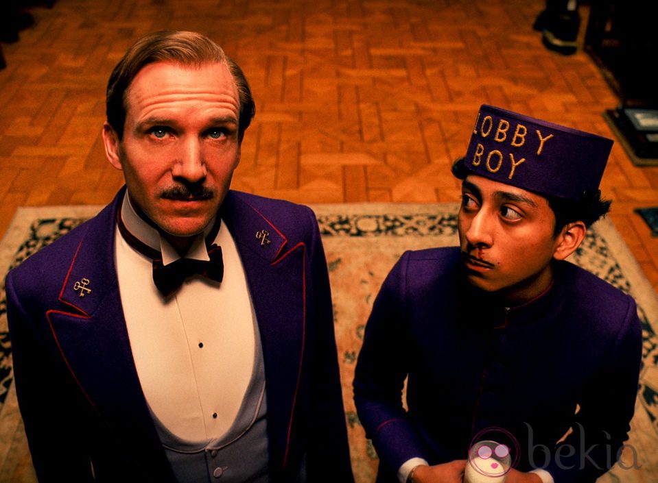 Ralph Fiennes y Tony Revolori en un fotograma de 'El gran hotel Budapest'