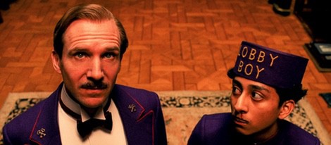 Ralph Fiennes y Tony Revolori en un fotograma de 'El gran hotel Budapest'