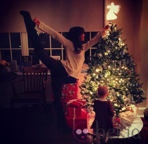 Hilaria Thomas y Carmen Gabriela ponen el árbol de Navidad