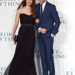 Eddie Redmayne y Hannah Bagshawe en el estreno de 'La Teoría del Todo'