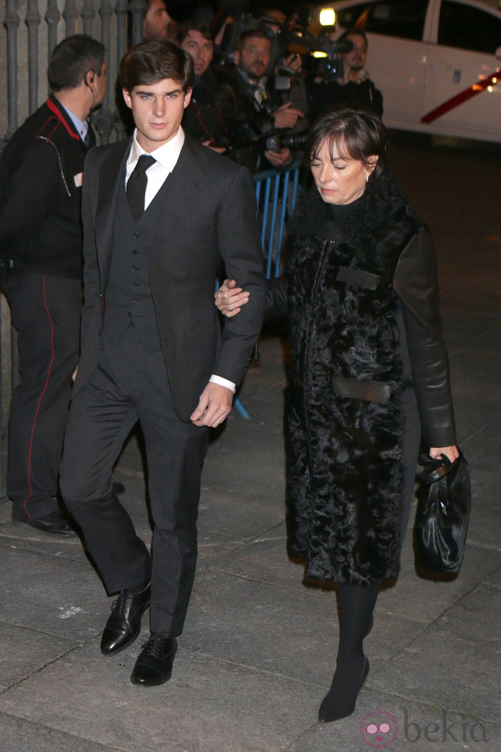 Carlos Fitz-James Stuart Solís con su madre Matilde Solía en el funeral de la Duquesa de Alba