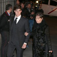 Carlos Fitz-James Stuart Solís con su madre Matilde Solía en el funeral de la Duquesa de Alba