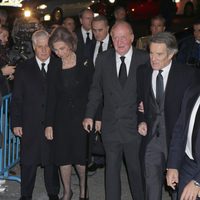 El Duque de Húescar, los Reyes Juan Carlos y Sofía y Alfonso Díez en el funeral de la Duquesa de Alba en Madrid