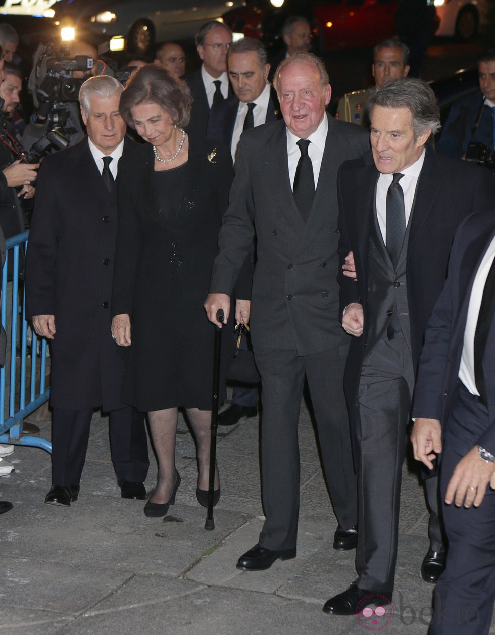 El Duque de Húescar, los Reyes Juan Carlos y Sofía y Alfonso Díez en el funeral de la Duquesa de Alba en Madrid