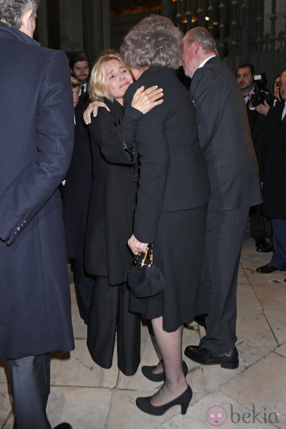 La Reina Sofía abraza a Eugenia Martínez de Irujo en el funeral de la Duquesa de Alba en Madrid