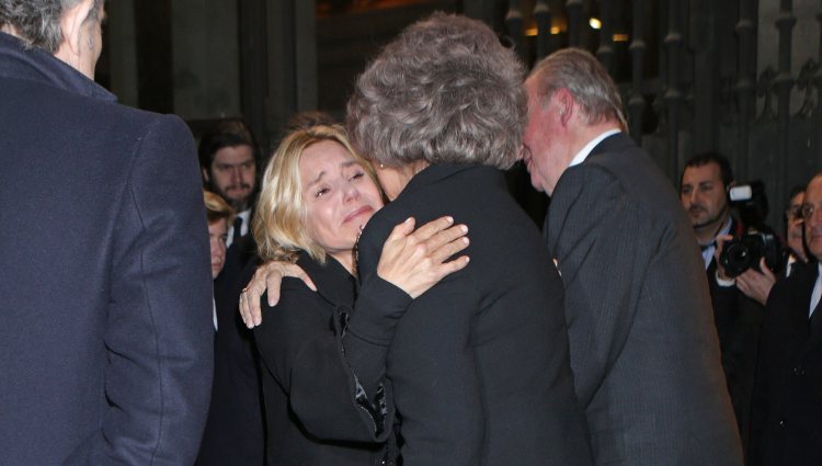 La Reina Sofía abraza a Eugenia Martínez de Irujo en el funeral de la Duquesa de Alba en Madrid