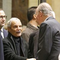 El Rey Juan Carlos saluda a Jesús Mariñas en el funeral de la Duquesa de Alba en Madrid