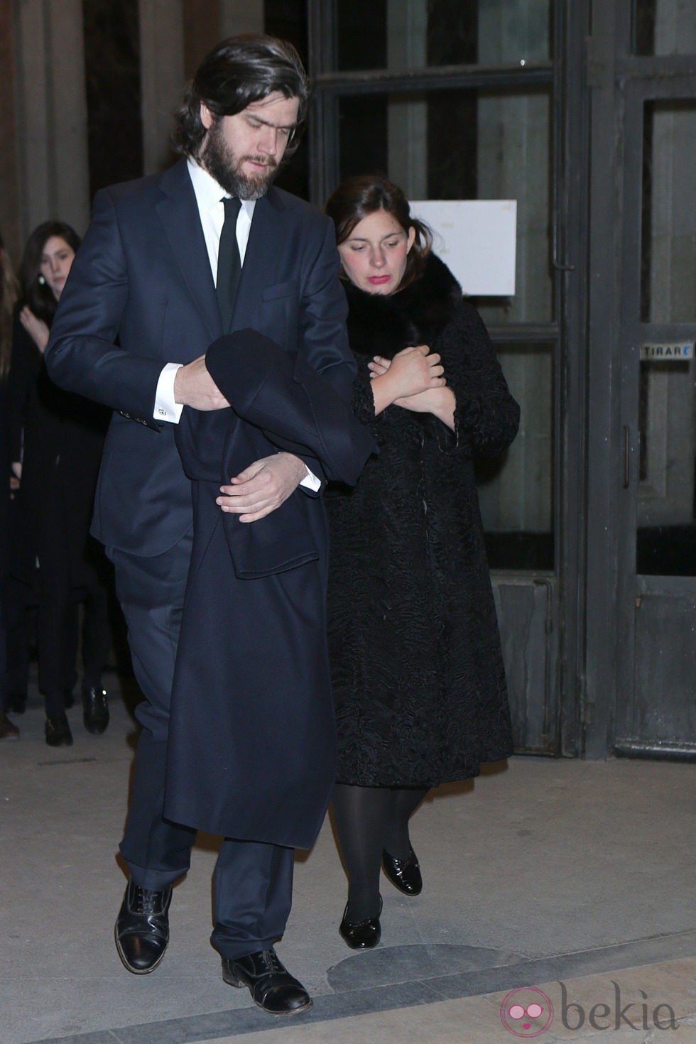 Jacobo Fitz-James Stuart Jr. y Asela Pérez Becerril en el funeral de la Duquesa de Alba en Madrid