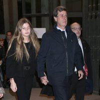 Cayetano Martínez de Irujo y su hija Amina en el funeral de la Duquesa de Alba en Madrid