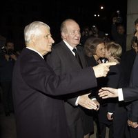 El Duque de Húescar presenta a su hijo Fernando al Rey Juan Carlos en el funeral de la Duquesa de Alba en Madrid