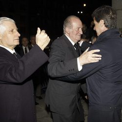 El Rey Juan Carlos saluda a Cayetano Martínez de Irujo junto al Duque de Huéscar en el funeral de la Duquesa de Alba en Madrid