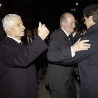 El Rey Juan Carlos saluda a Cayetano Martínez de Irujo junto al Duque de Huéscar en el funeral de la Duquesa de Alba en Madrid