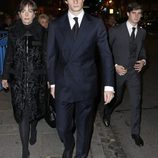 Fernando Fitz-James Stuart, Carlos Fitz-James Stuart y Matilde Solís en el funeral de la Duquesa de Alba en Madrid