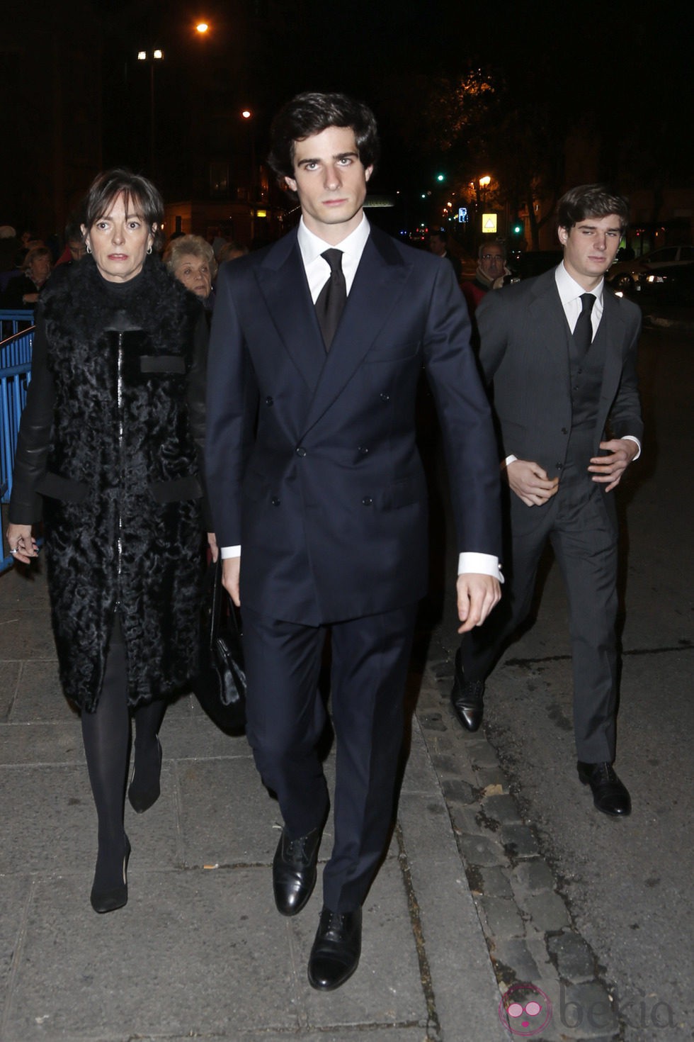 Fernando Fitz-James Stuart, Carlos Fitz-James Stuart y Matilde Solís en el funeral de la Duquesa de Alba en Madrid