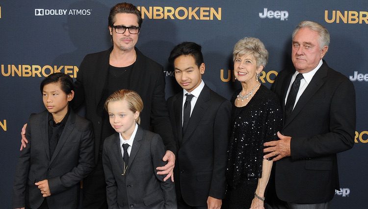 Brad Pitt con sus hijos Pax, Shiloh y Maddox y sus padres William y Jane en el estreno de 'Unbroken' en Los Angeles