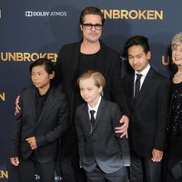 Brad Pitt con sus hijos Pax, Shiloh y Maddox y sus padres William y Jane en el estreno de 'Unbroken' en Los Angeles