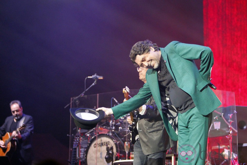 Joaquín Sabina dando las gracias en su primer concierto tras sufrir pánico escénico