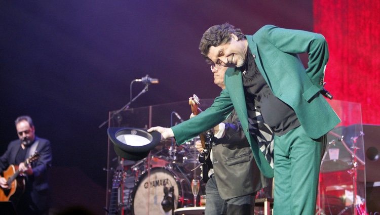 Joaquín Sabina dando las gracias en su primer concierto tras sufrir pánico escénico