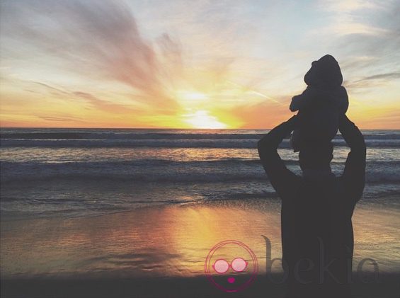 Pedro Castro viendo una puesta de sol con su hijo Leo en la playa