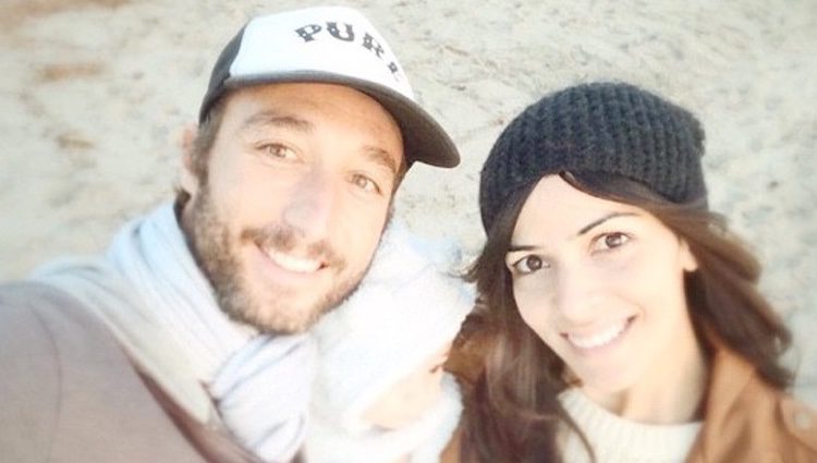 Pedro Castro y Raquel del Rosario con su hijo Leo en la playa en Santa Monica