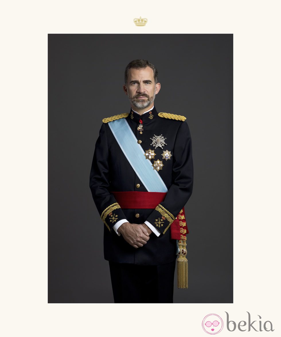 Foto oficial del Rey Felipe VI con uniforme de gran etiqueta de Capitán General del Ejército de Tierra