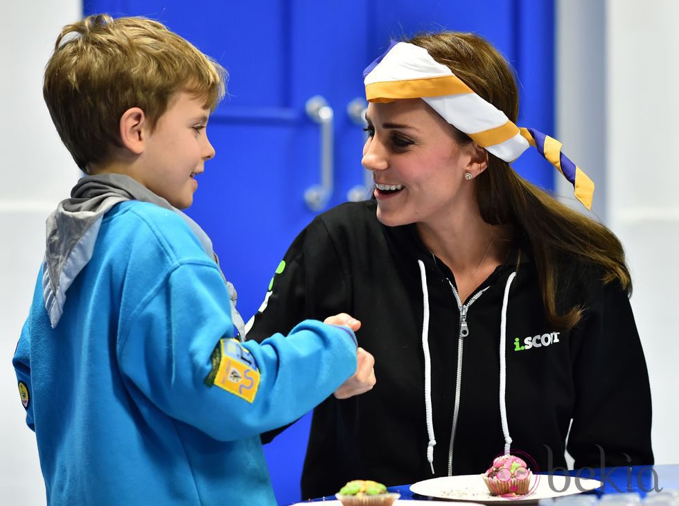 Kate Middleton jugando con un niño boy scout