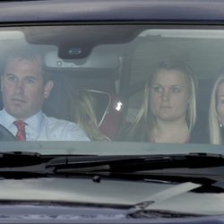 Peter Phillips y Autumn Kelly en un almuerzo prenavideño en Buckingham Palace