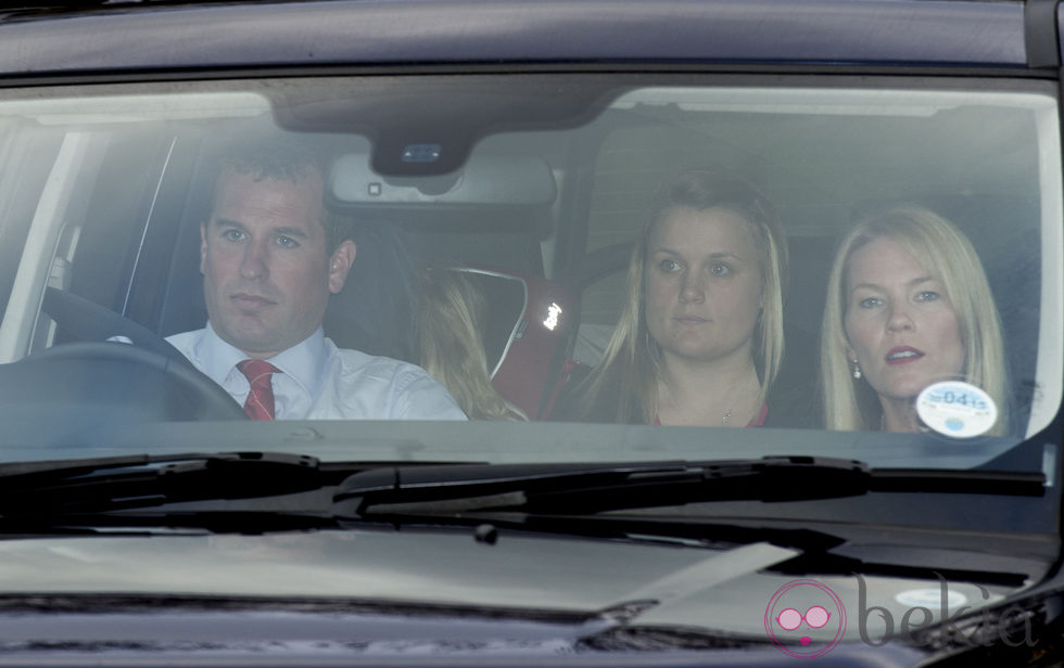 Peter Phillips y Autumn Kelly en un almuerzo prenavideño en Buckingham Palace