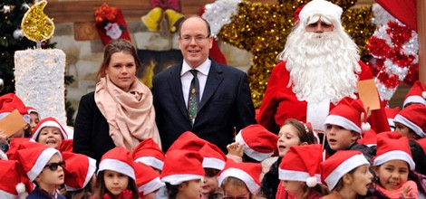 Alberto de Mónaco con Camille Gottlieb en la entrega de regalos de Navidad 2014