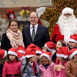 Alberto de Mónaco con Camille Gottlieb en la entrega de regalos de Navidad 2014