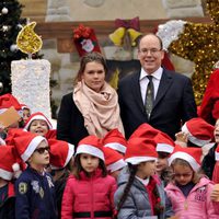 Alberto de Mónaco con Camille Gottlieb en la entrega de regalos de Navidad 2014