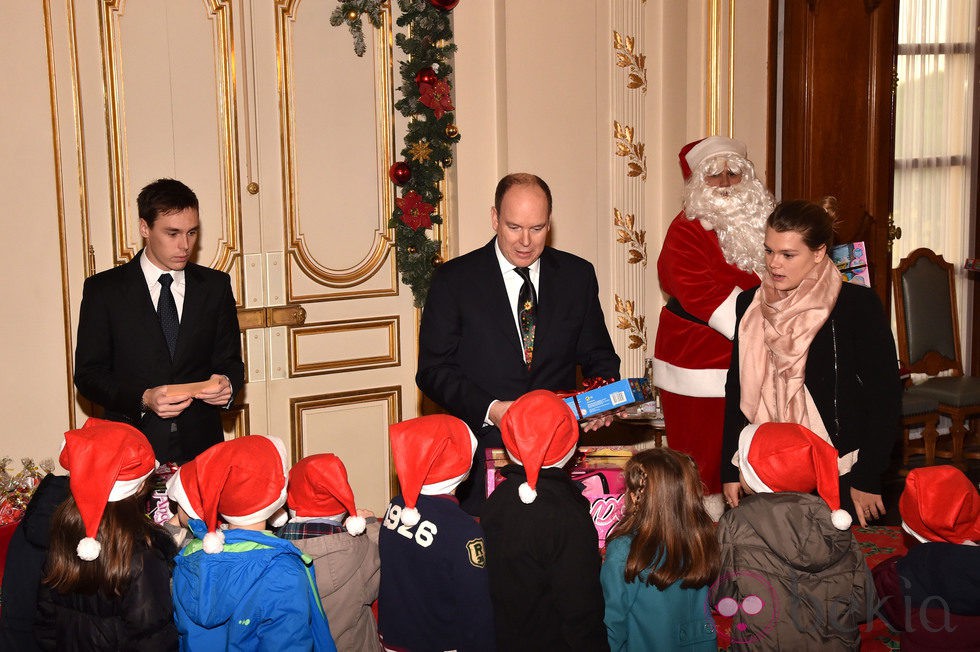 Alberto de Mónaco entrega regalos de Navidad con Louis Ducruet y Camille Gottlieb