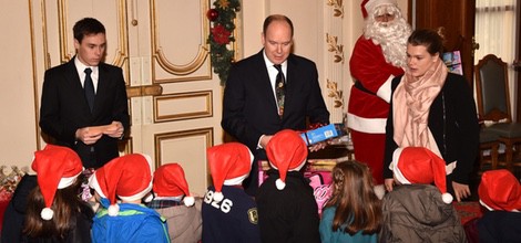 Alberto de Mónaco entrega regalos de Navidad con Louis Ducruet y Camille Gottlieb