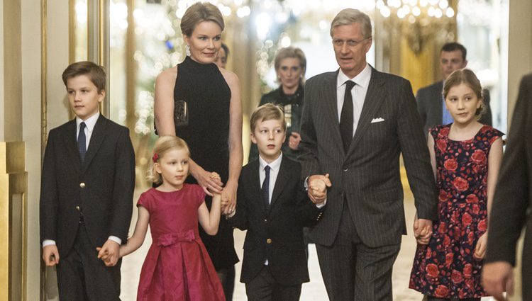 Felipe y Matilde de Bélgica con sus cuatro hijos en el Concierto de Navidad 2014